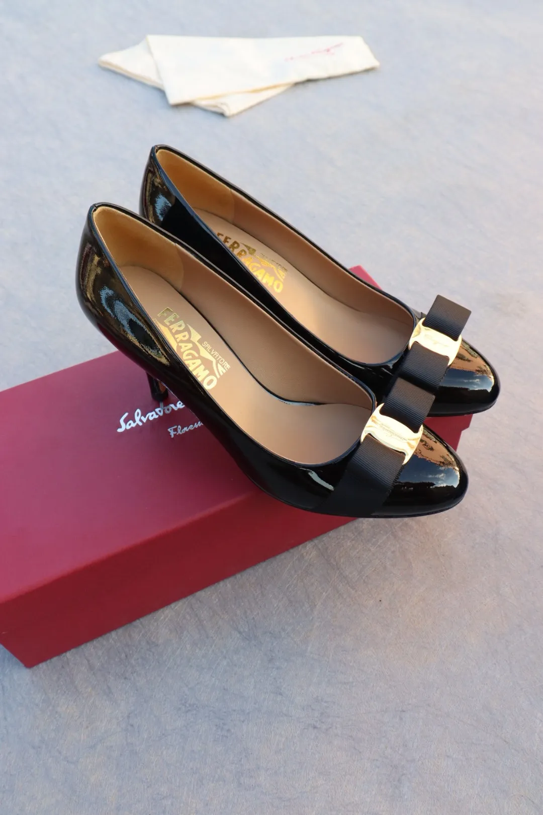 👟👟Ex-factory price 480👟👟 Genuine leather sole +40 Salvatore Ferragamo SF classic model, pedicure version, super beautiful on the feet Heel height: 7cm Upper: imported cow patent leather Lining: sheepskin Foot pads: sheepskin Code number: 35-39 standard code [can be customized to 34, 40, 41 codes]